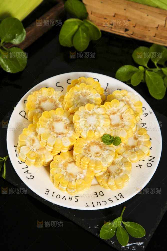盘子里放着切块的甜玉米
