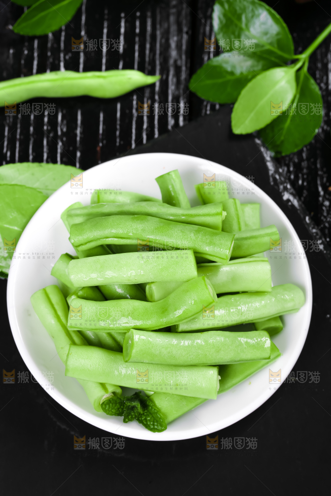 一碗新鲜四季豆放在黑底上