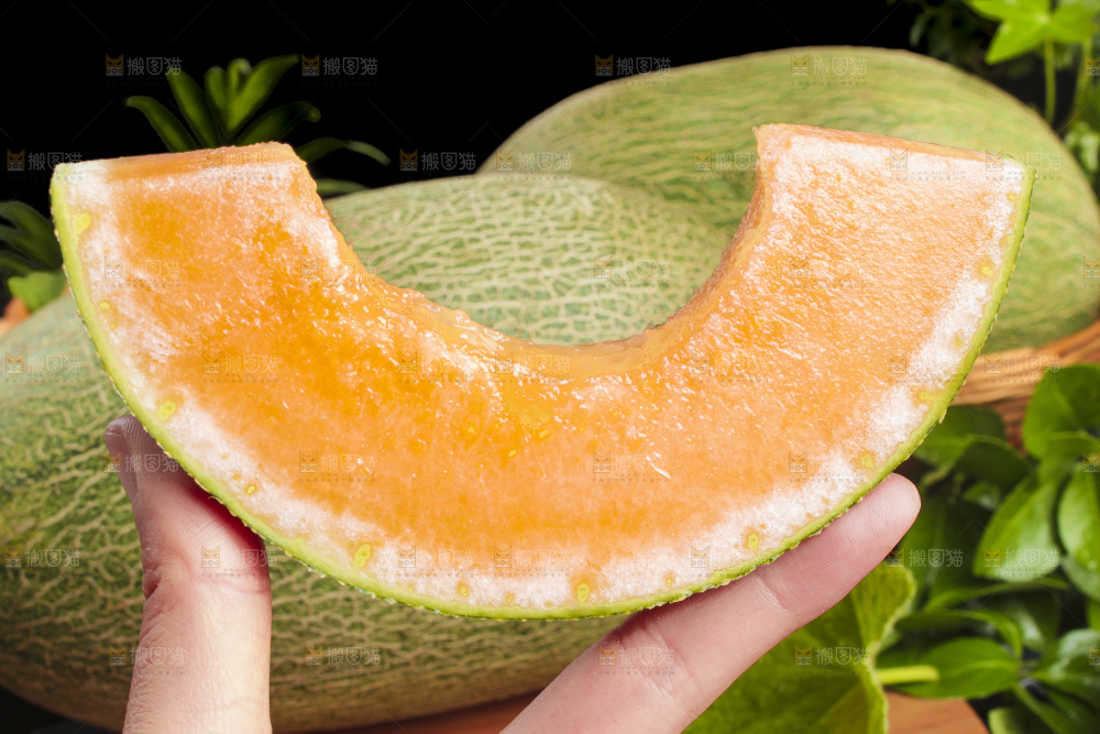手拿切开的哈密瓜