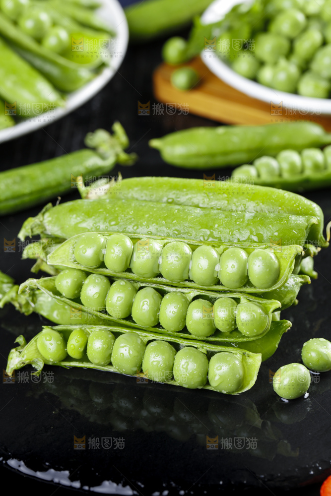 黑底上摆放着豌豆荚
