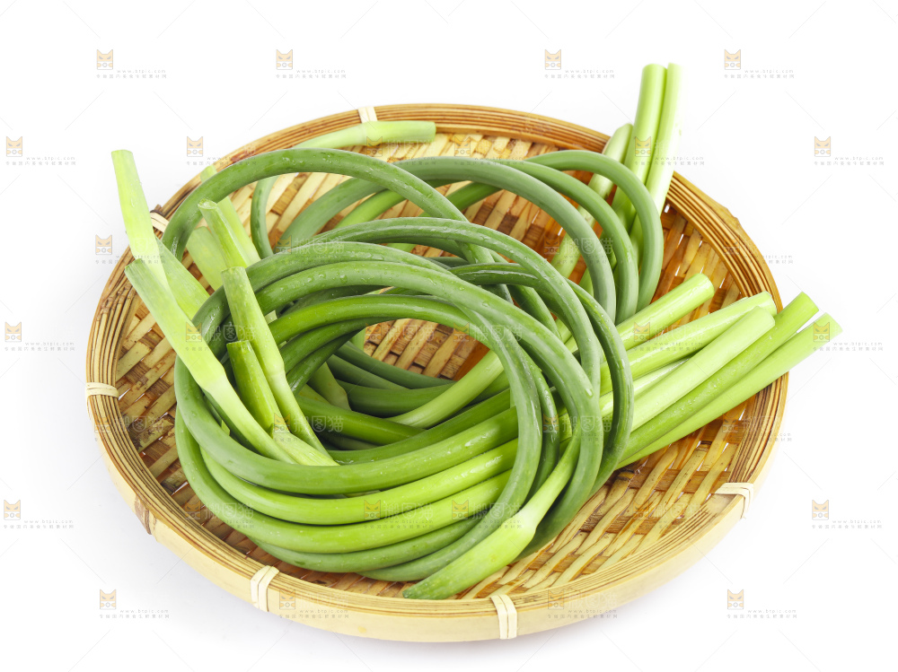 白底上摆放着蒜苔