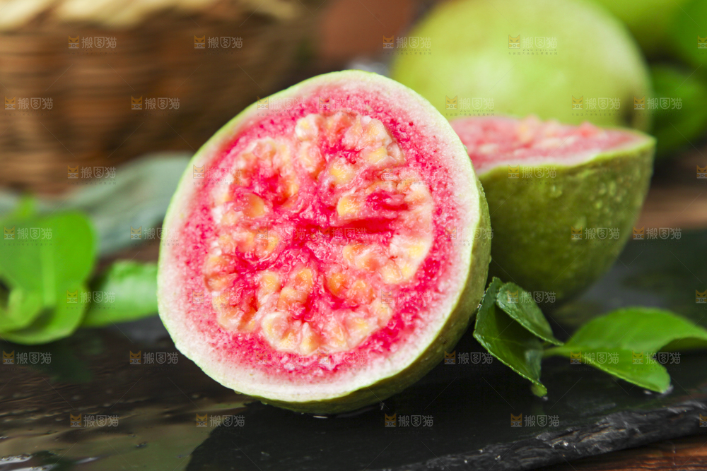 深底上摆放着广西红心芭乐