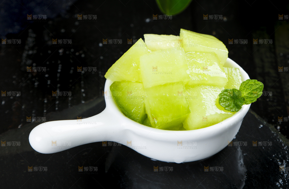 黑底上放着玫珑蜜瓜果肉