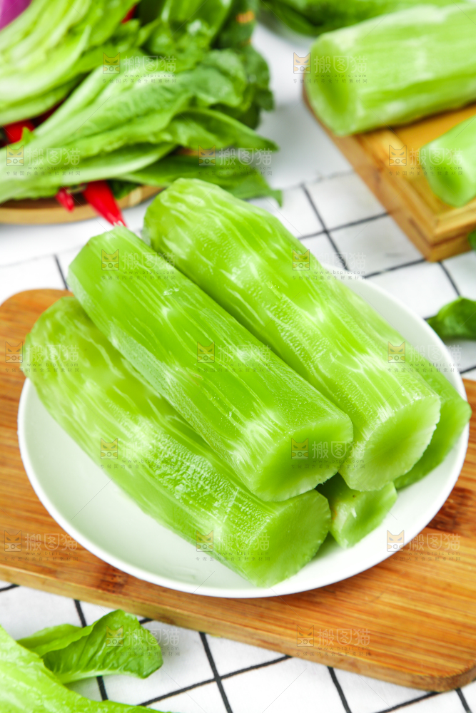 格子底上摆放着莴笋
