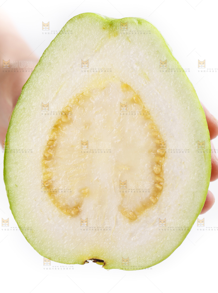 手里拿着白心芭乐