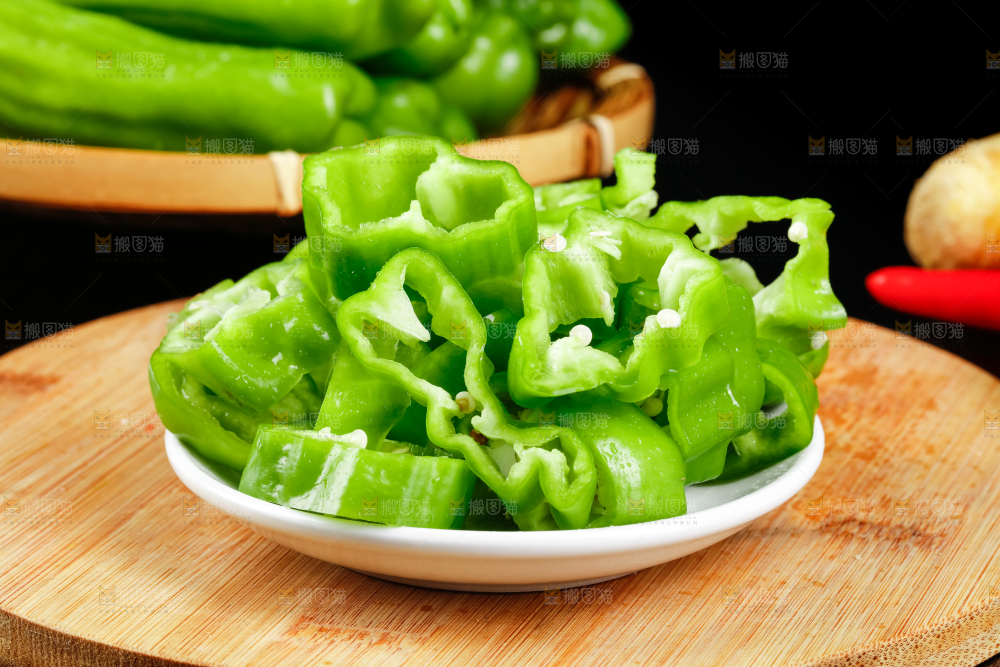木底上放着青辣椒
