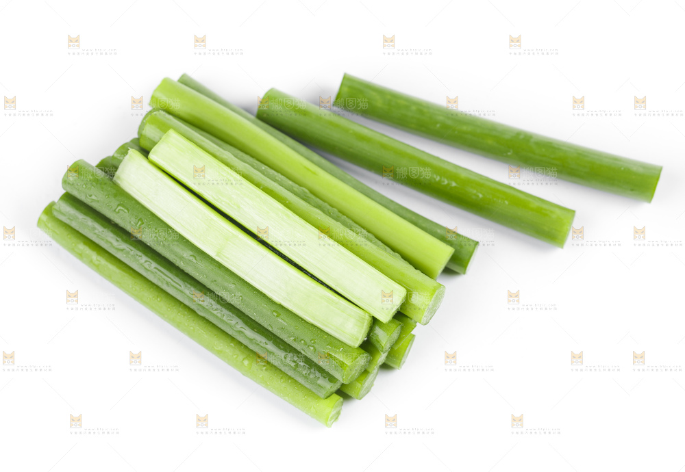 白底上摆放着嫩蒜苔