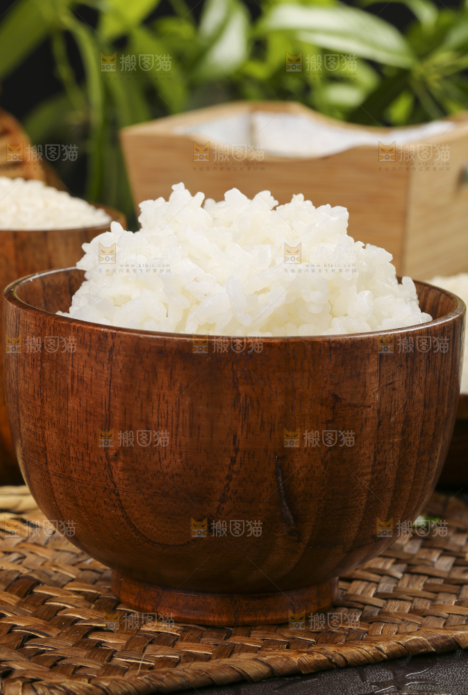 深底上放着一碗米饭