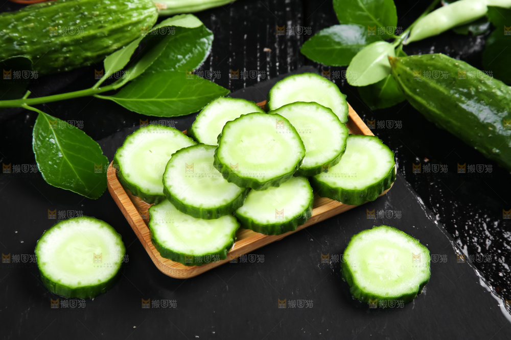 黑石板上放着一盘切开的山东青黄瓜