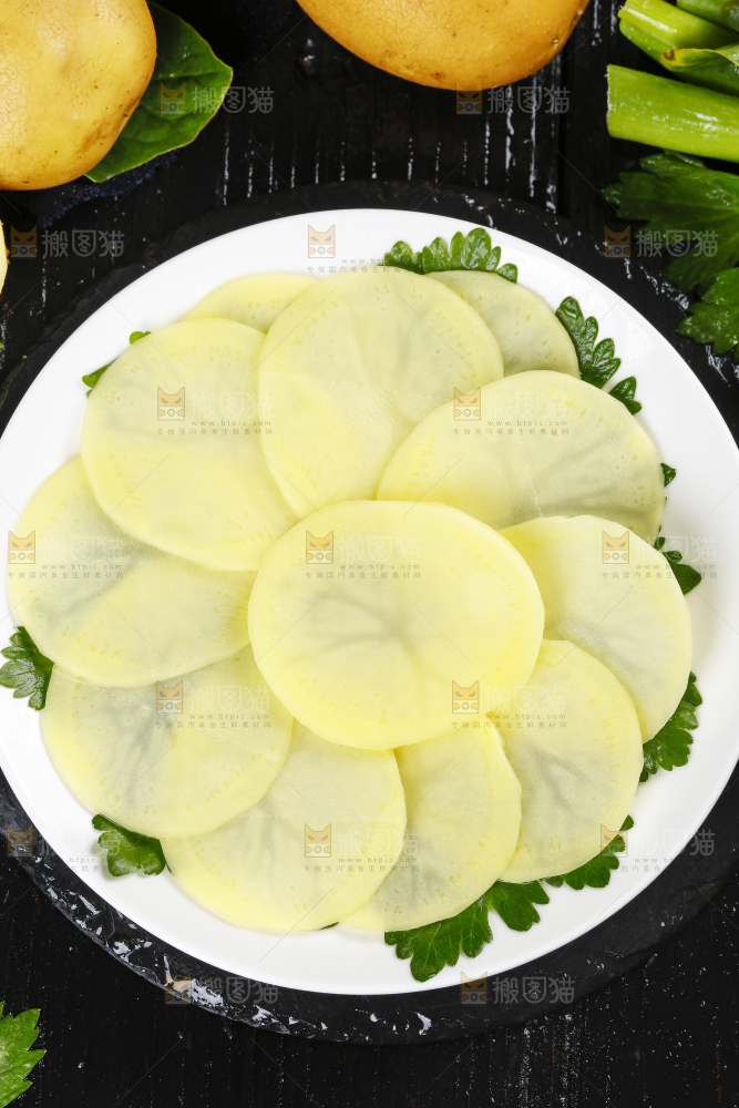 碟子里装着切好的土豆片