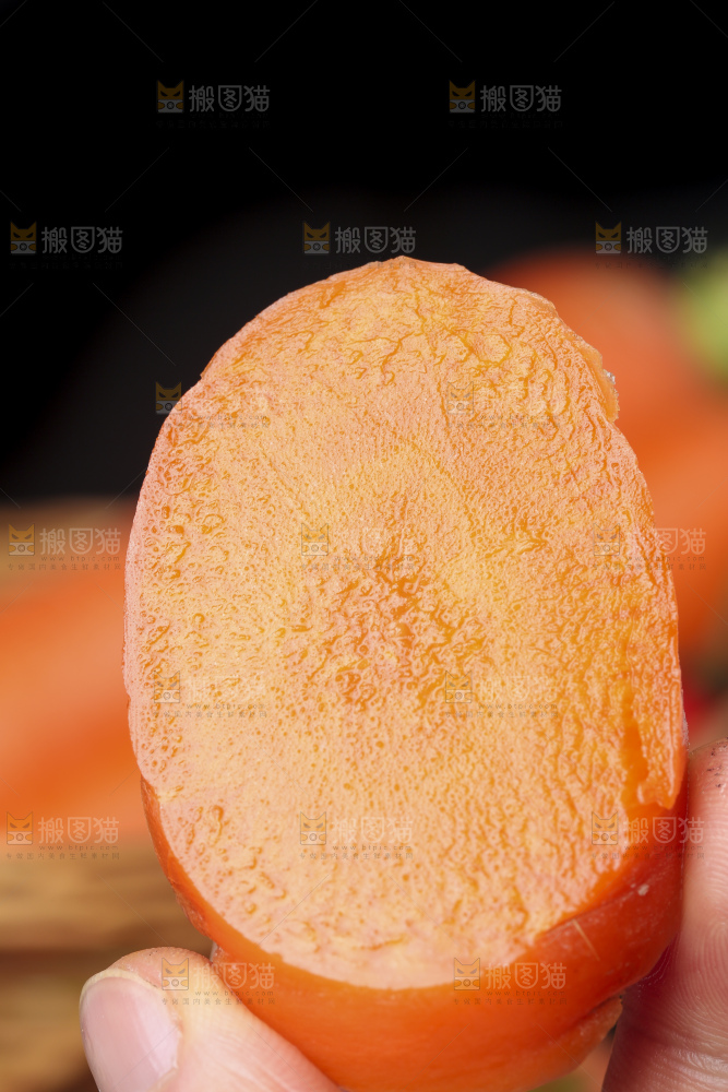 黑底上放着切开的胡萝卜