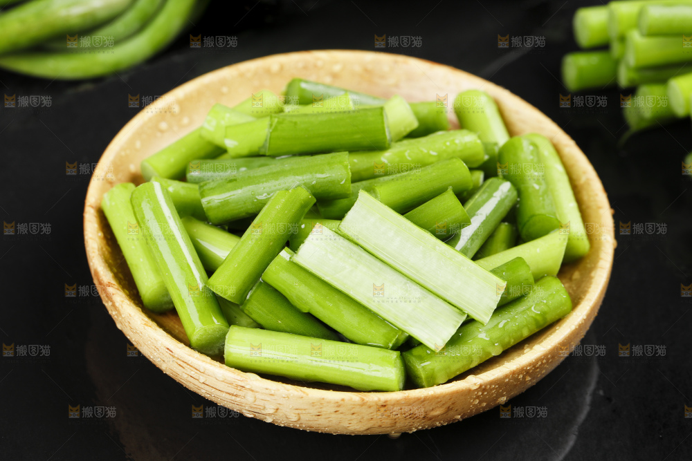 篮子里放着蒜苔