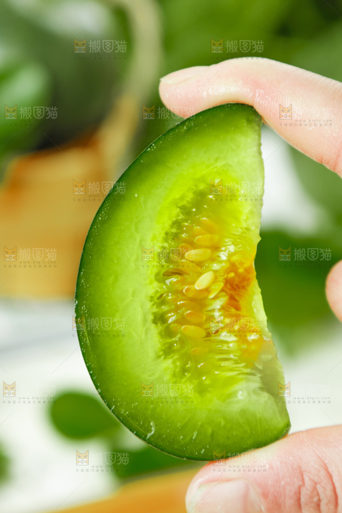 手里拿着切开的绿宝石甜瓜