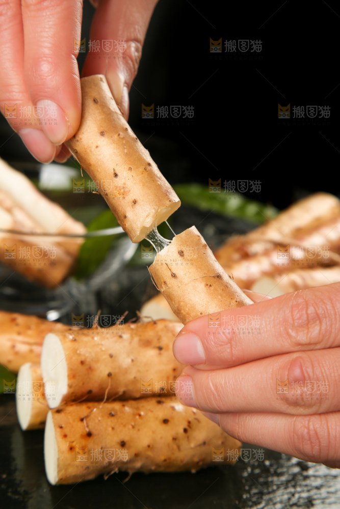 手里拿着白山药