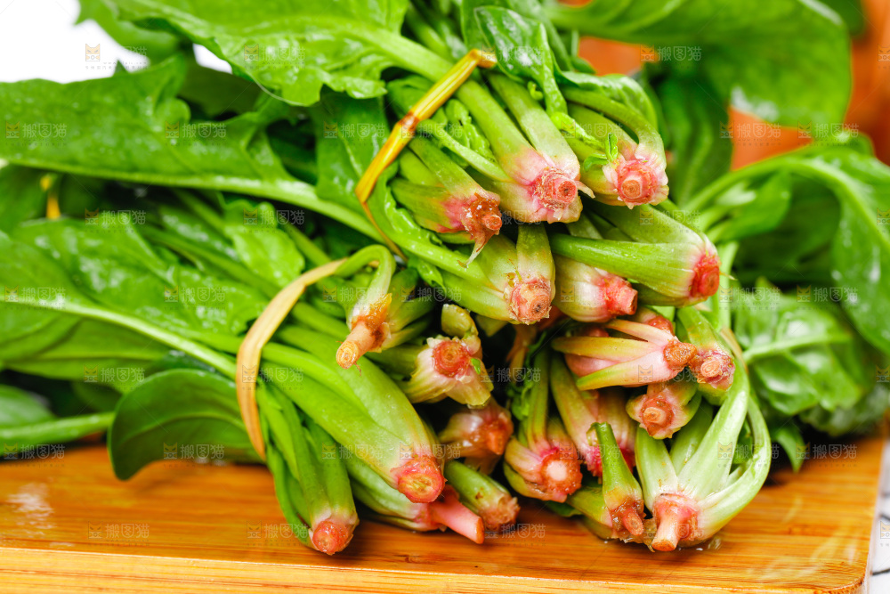 木板上放着菠菜