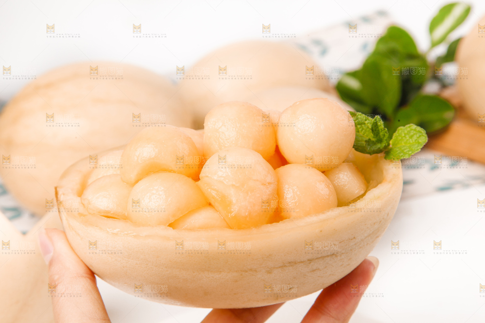 手拿阎良甜瓜果肉