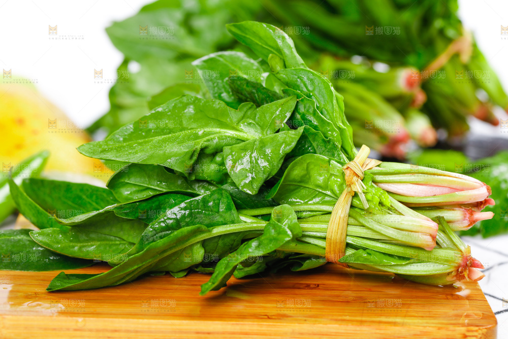 木板上放着菠菜