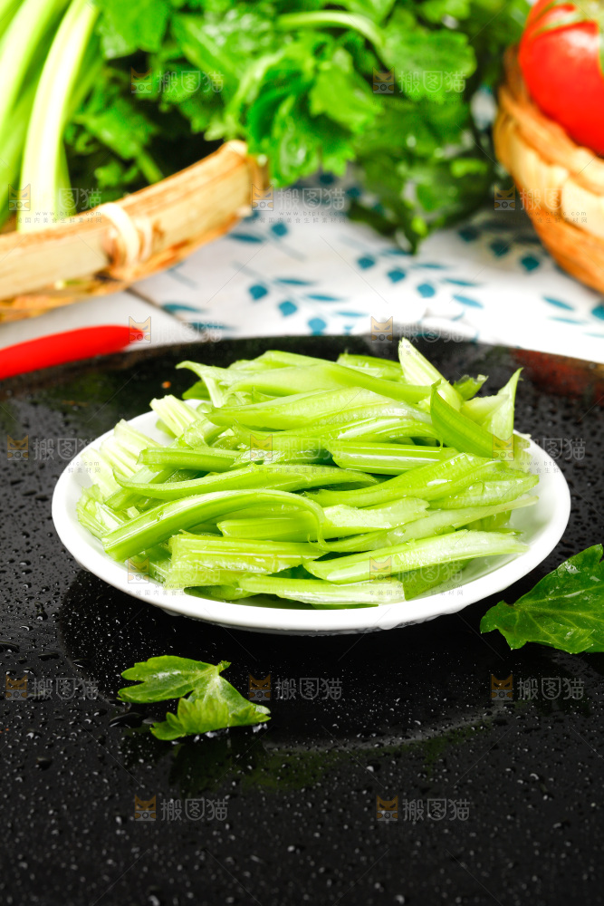 黑底上放着青芹菜