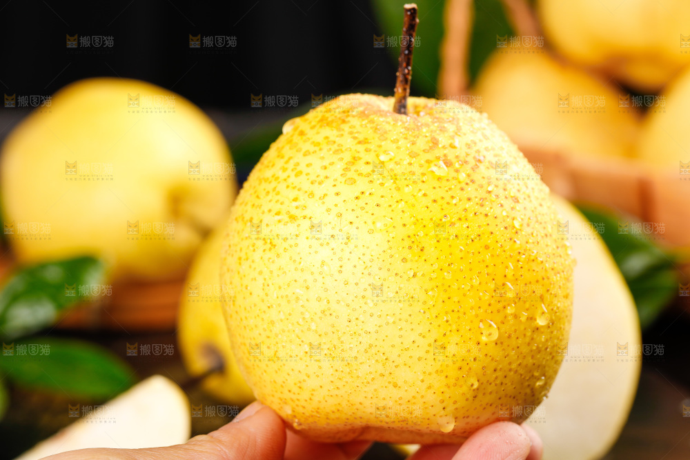 黑底上放着冰糖梨