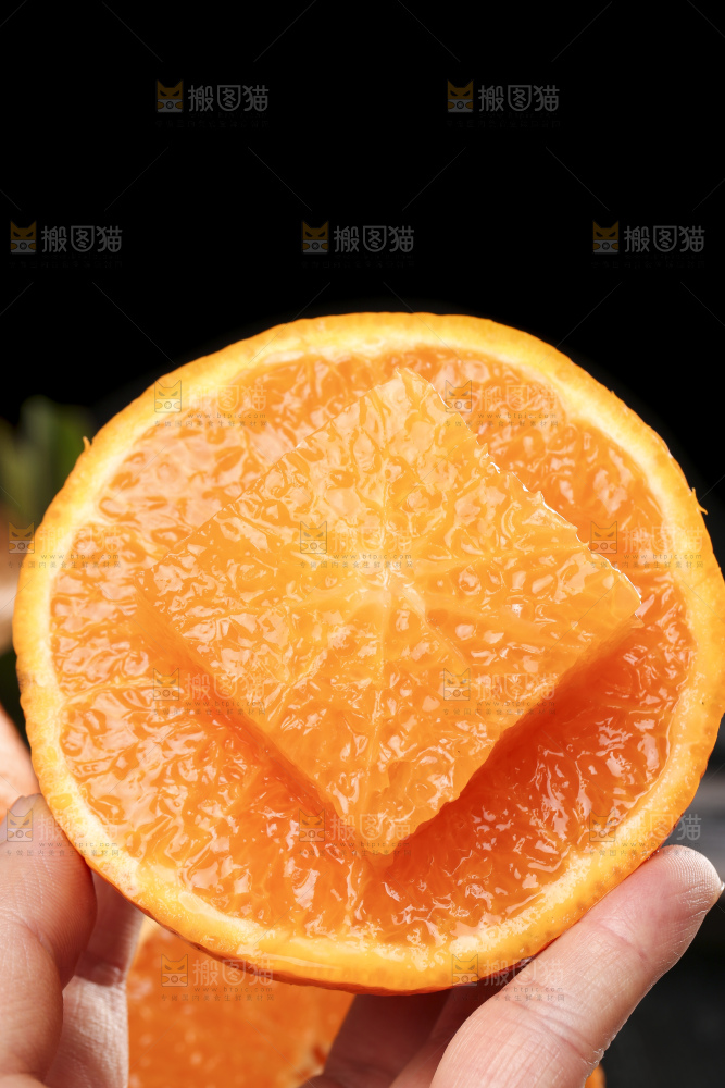 手拿切开的新鲜青见