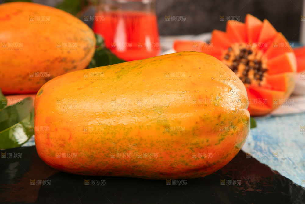 黑石板上的新鲜木瓜