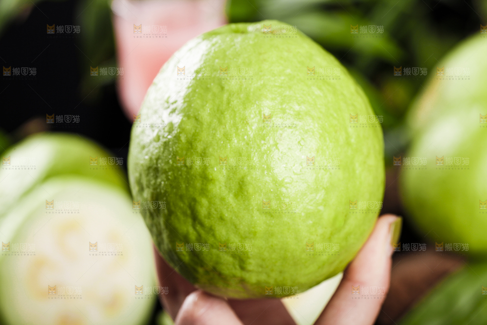 手里拿着白心芭乐