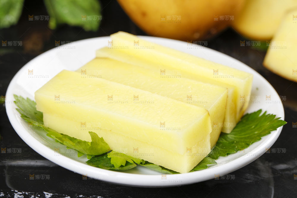 黑底上放着切好的土豆条