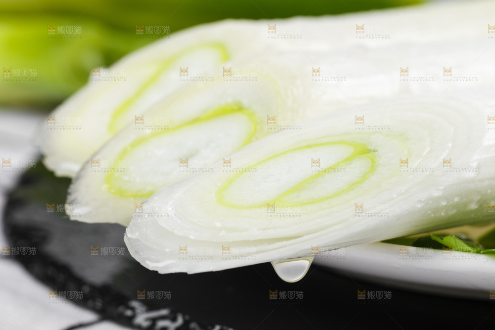 深底上放着大葱