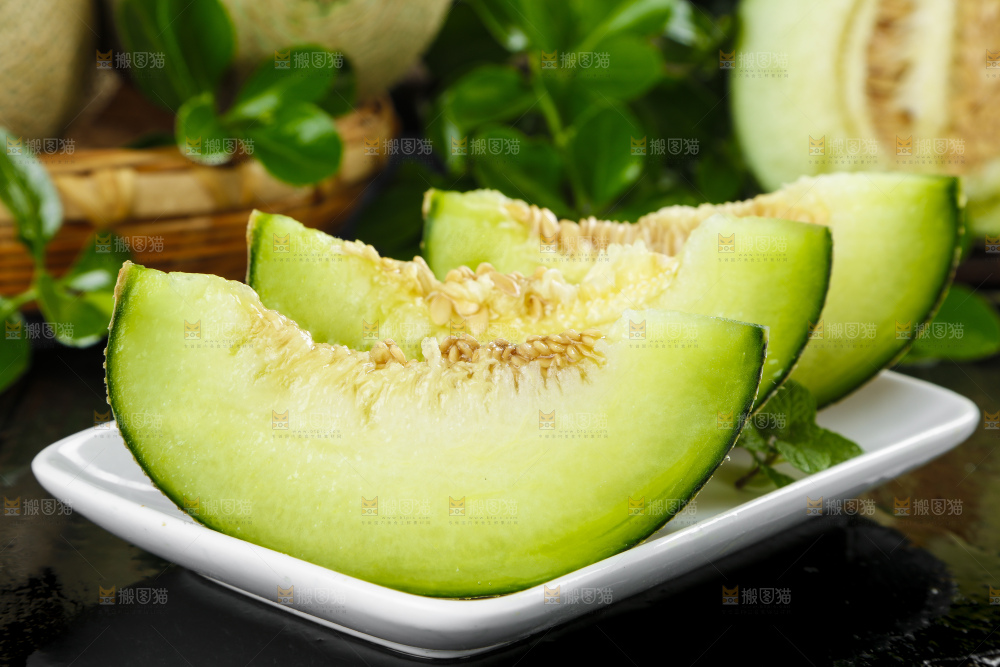 深底上放着切开的山东网纹蜜瓜
