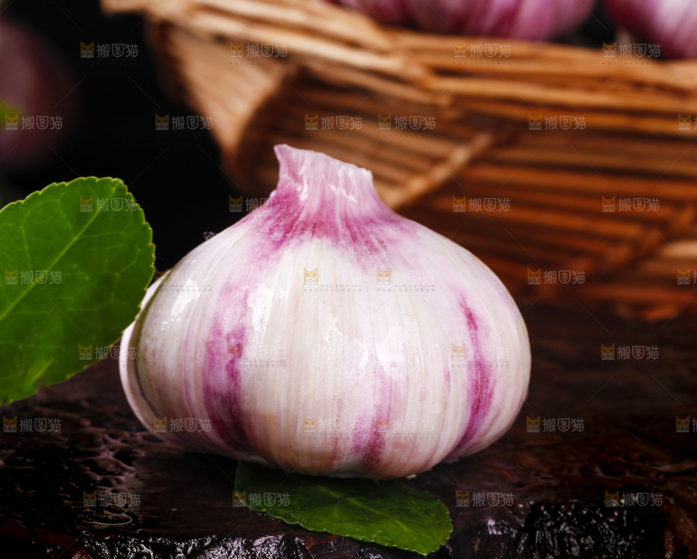 深底上放着云南新鲜紫皮大蒜