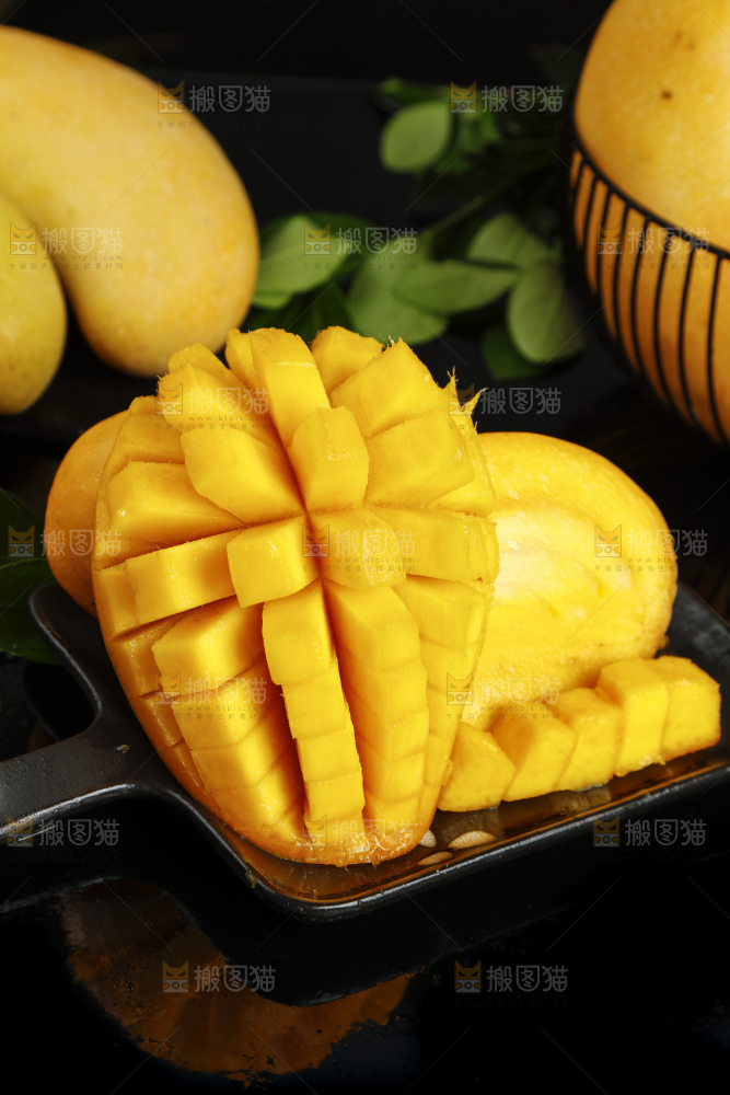 深底上放着一盘切开的水仙芒