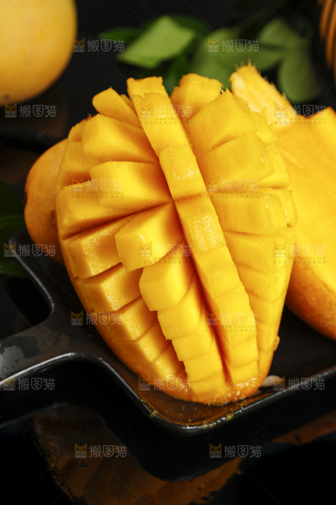 黑石板上放着切开的海南芒果