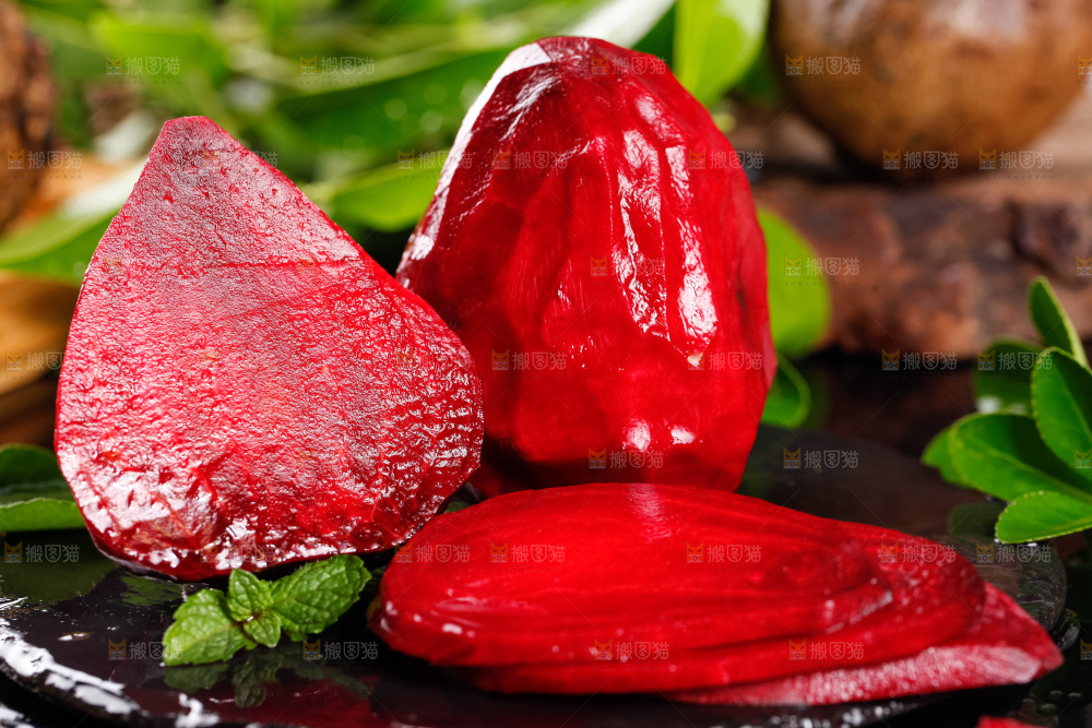 黑石板上切开的放着甜菜根