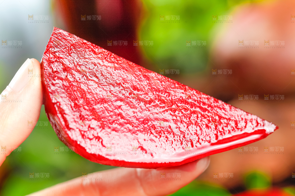 手里拿着切块的甜菜根