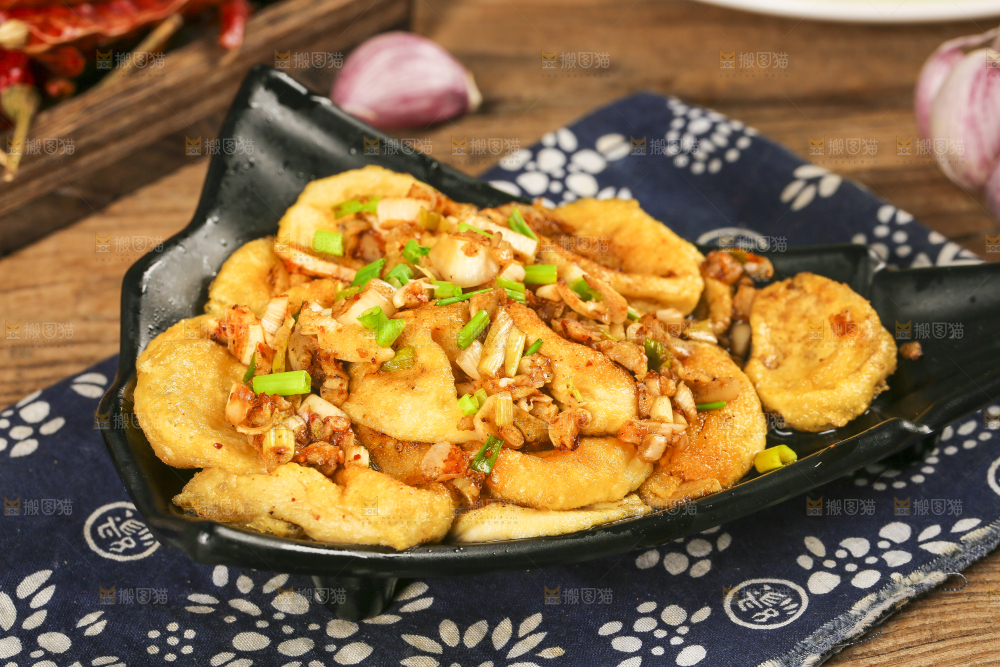 木板上放着一盘炒油豆腐