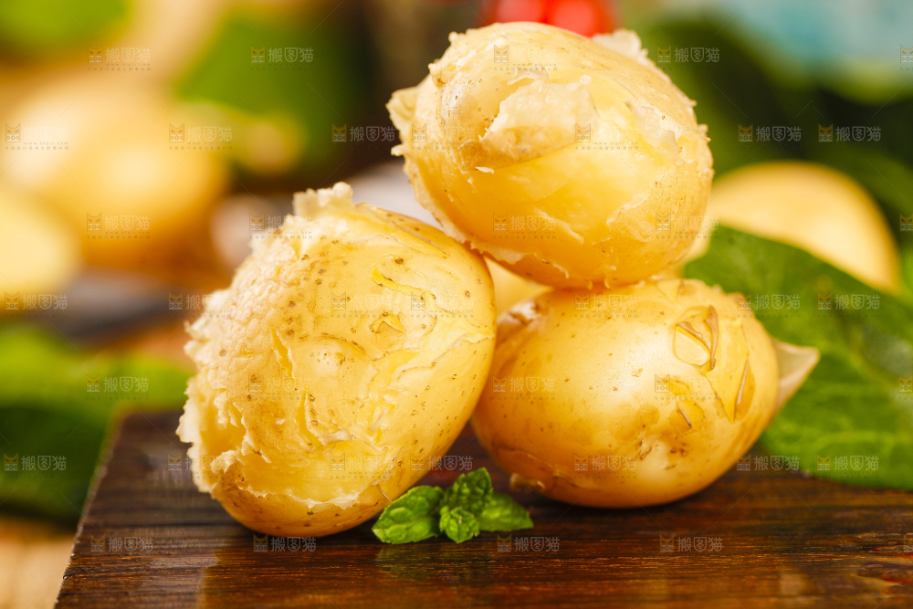 木板上放着小土豆
