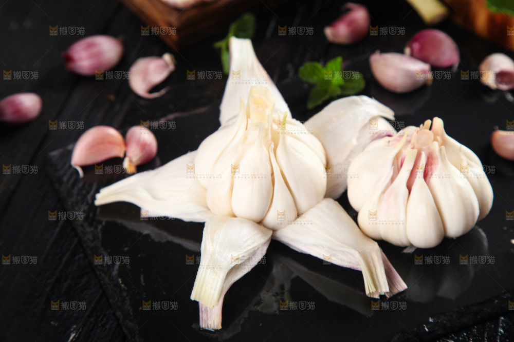黑石板上放着剥开的紫皮蒜