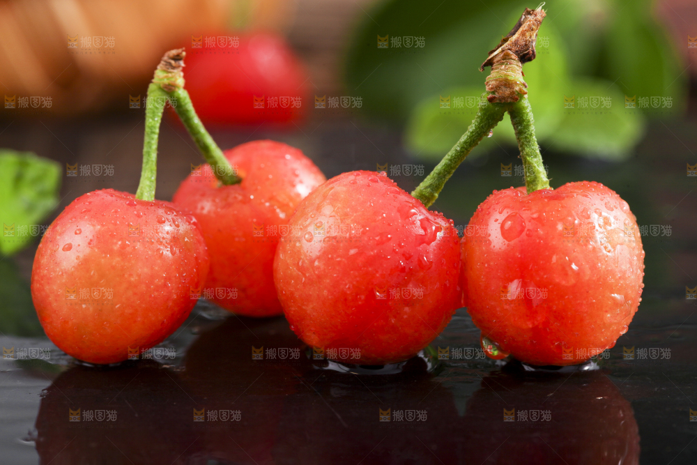 黑石板上放着黄樱桃