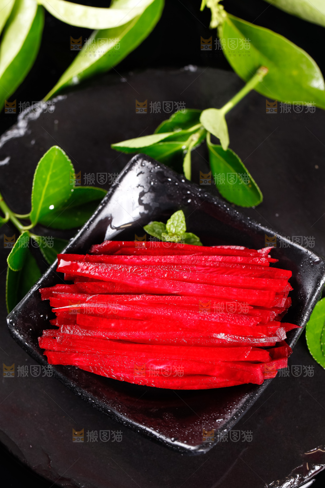 盘子里装着切丝的甜菜根