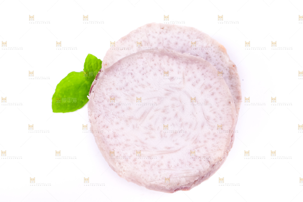 白底上的切开的大芋头