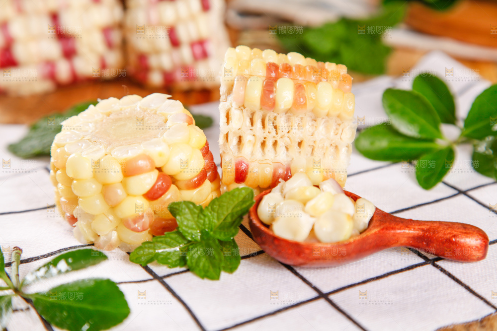 布垫上放着花玉米