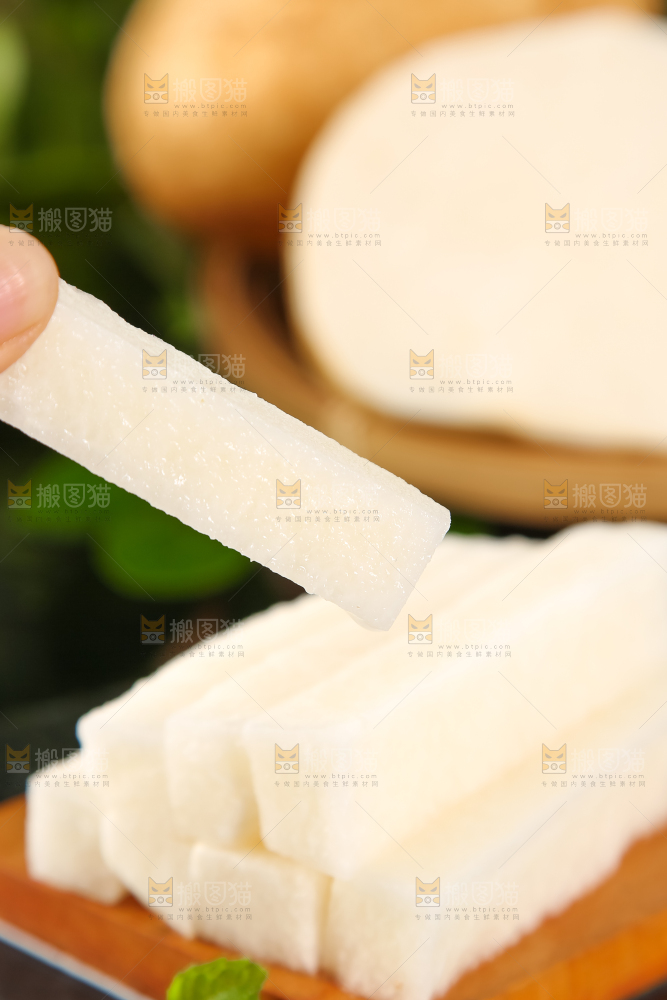 手里拿着切块的白凉薯