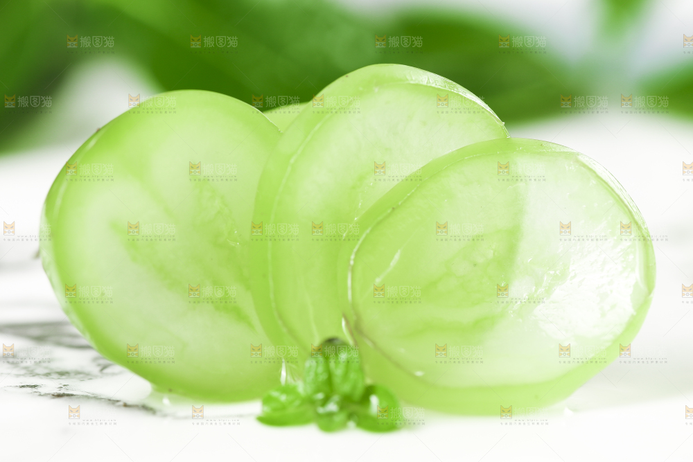 石板上放着无籽青提