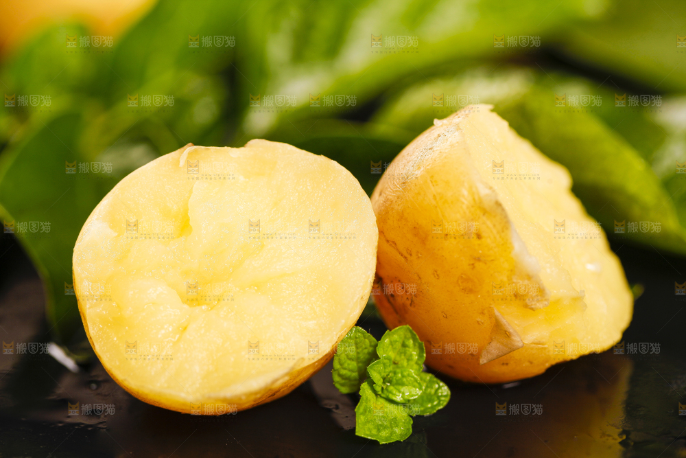黑石板上放着小土豆