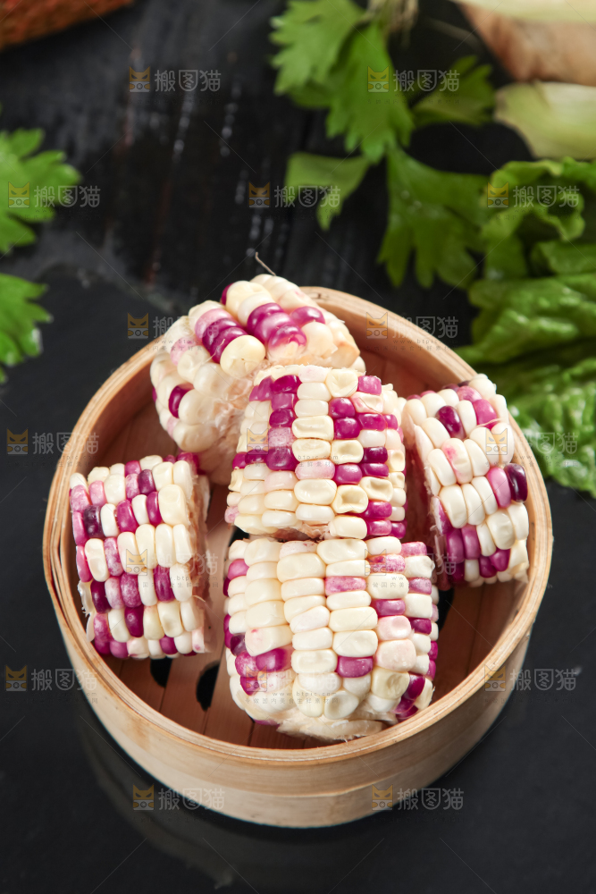 竹笼放着花玉米