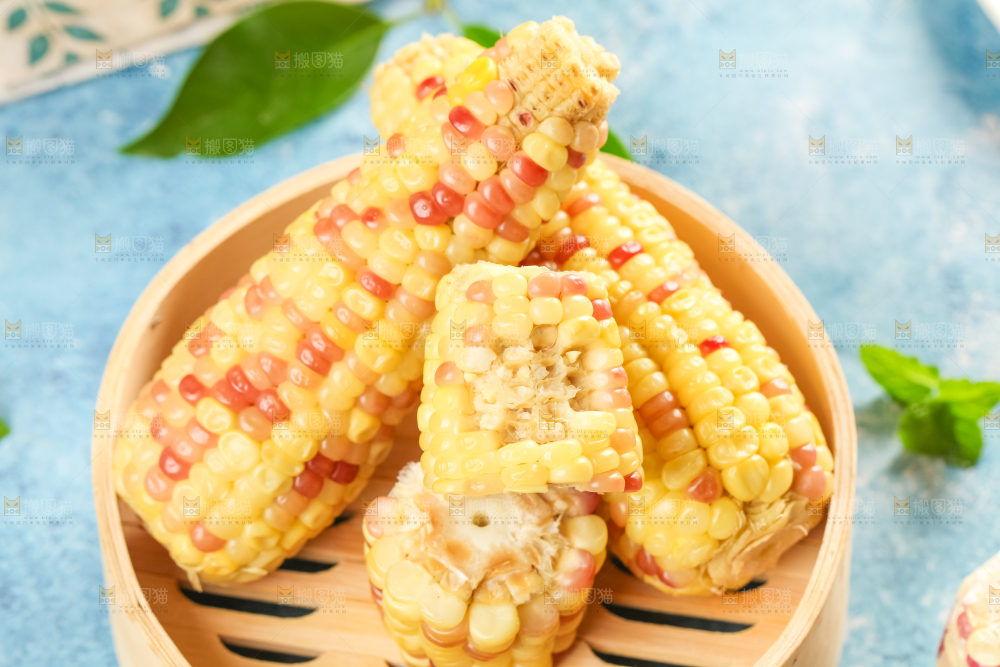 竹笼里放着花玉米
