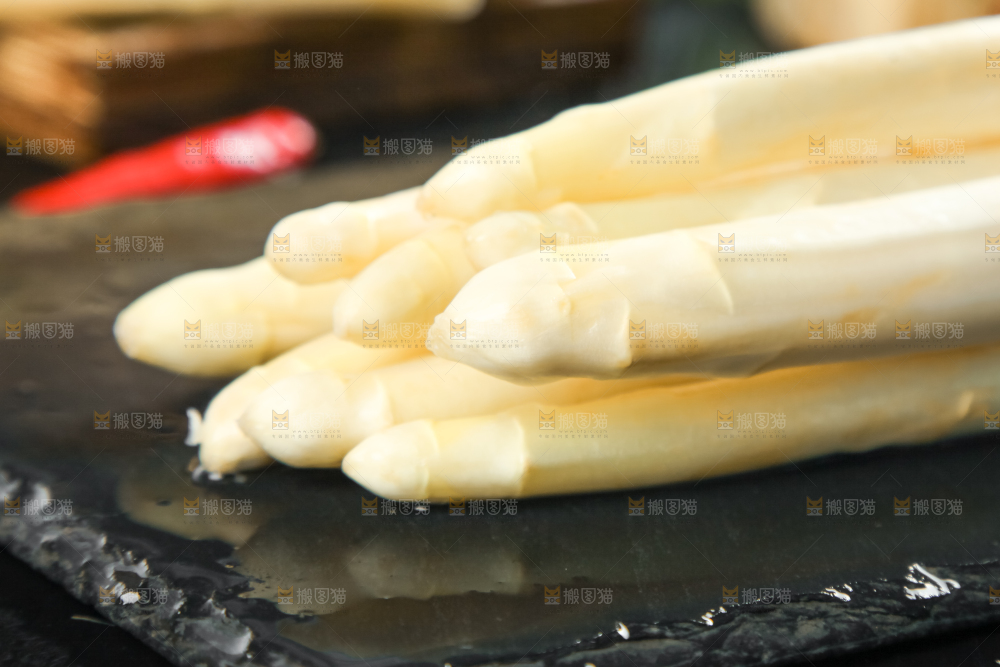黑石板上放着百芦笋
