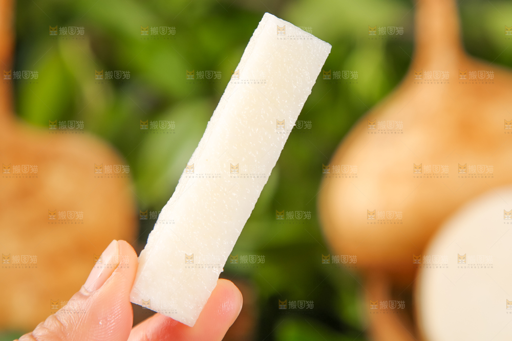 手里拿着切块的白凉薯