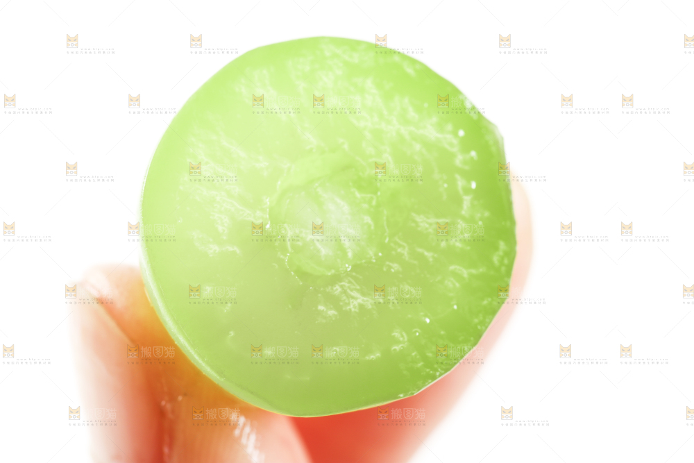 手里拿着阳光玫瑰