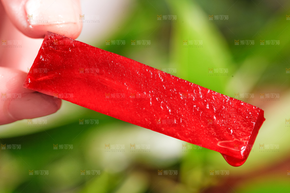 手里拿着切丁的甜菜根